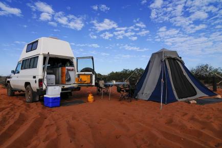 Camper mit Zelt
