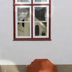 3_Hartmut Schnepel  Regenschirm Geländer