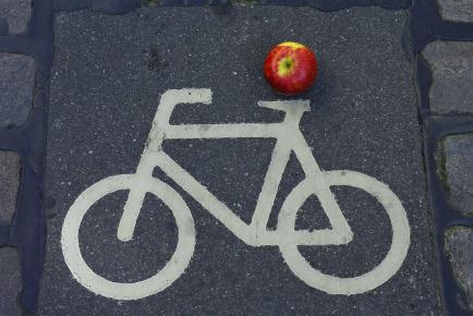 Apfel fährt Rad