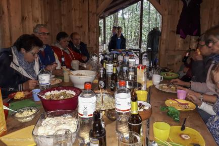 Üppige Tafel in der Grillhütte 2
