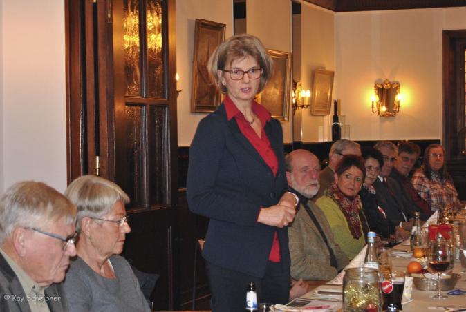 Iris begrüßt die Mitglieder und Partner