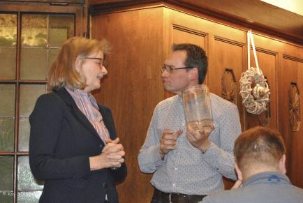 Iris und Hendrik und der Siegerpokal